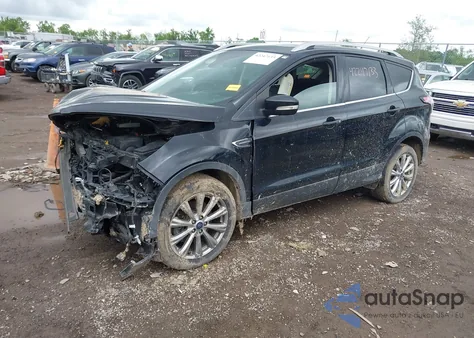 2017 Ford Escape Titanium z USA, uszkodzony, nr VIN 1FMCU9J97HUB65711